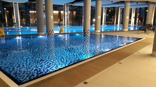 duży basen w budynku z kolumnami w obiekcie APARTLUX Seaside Park - bezpośredni widok na morze w Kołobrzegu
