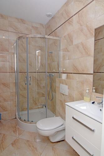 Een badkamer bij Dolina Pilicy
