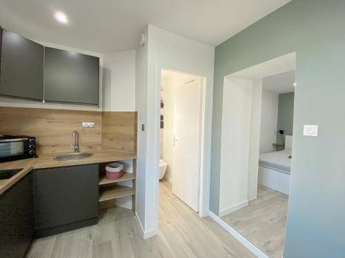 une petite salle de bain avec un lavabo et des toilettes dans l'établissement Studio Ora - 22m² - climatisé avec balcon privatif, à Bassens