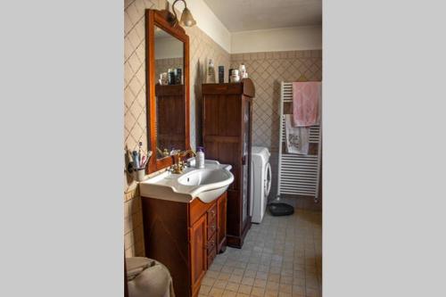 uma casa de banho com um lavatório e um espelho em La Caprareccia em Fiumata