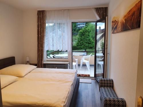 1 dormitorio con cama y vistas a un patio en Ferienwohnung Wildbad Süd, en Bad Wildbad