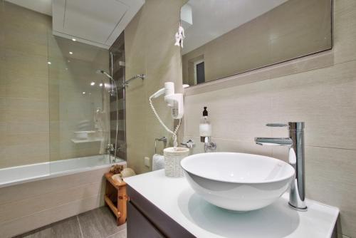 Bright and central 2 bedroom apartment in Sliema tesisinde bir banyo