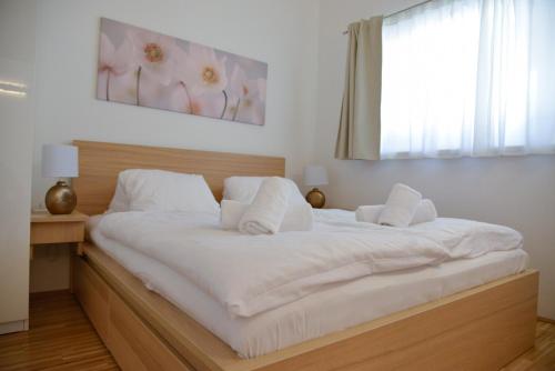sypialnia z dużym białym łóżkiem z białymi poduszkami w obiekcie Alpine Chalet Pia Top 5 by AA Holiday Homes w mieście Bad Mitterndorf