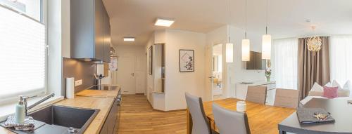 eine Küche und ein Esszimmer mit einem Tisch und Stühlen in der Unterkunft Alpine Appartement Top 2 by AA Holiday Homes in Tauplitz