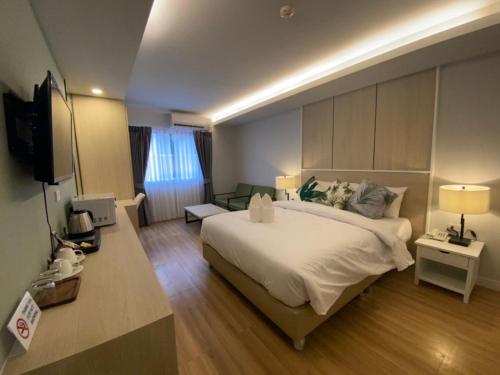 Ένα ή περισσότερα κρεβάτια σε δωμάτιο στο GREENHILLS RESORT Si Racha