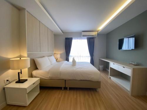 Postel nebo postele na pokoji v ubytování GREENHILLS RESORT Si Racha