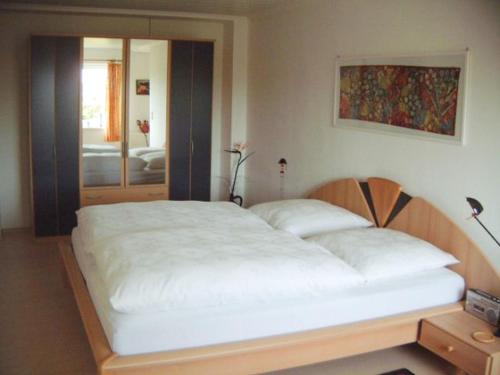 ヴァッサーブルクにあるHaus Amannのベッドルーム1室(白い大型ベッド1台付)