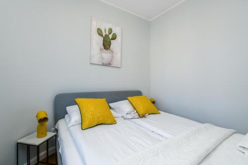 Ліжко або ліжка в номері Apartments Wroclaw Jedności Narodowej by Renters