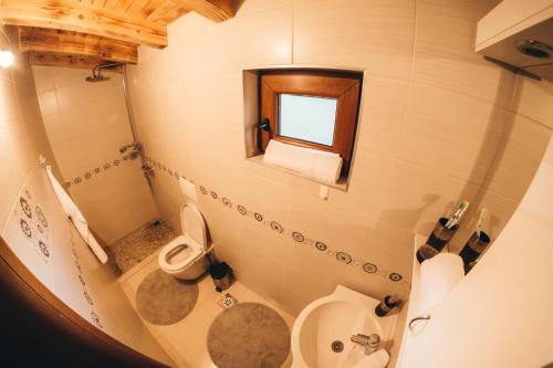 ein kleines Bad mit WC und Waschbecken in der Unterkunft Villa Ivana in Mostar