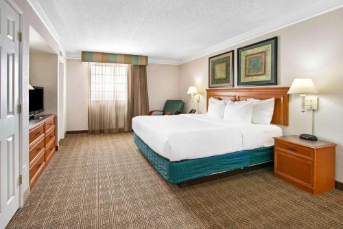 เตียงในห้องที่ La Quinta Inn by Wyndham Albuquerque Airport