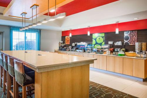 La Quinta by Wyndham North Platte في نورث بلات: مطعم وجبات سريعة مع مطبخ كبير مع كونتر