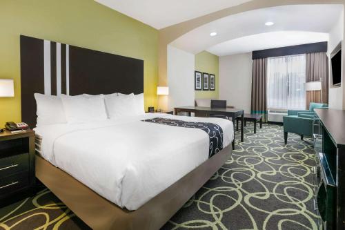 Łóżko lub łóżka w pokoju w obiekcie La Quinta by Wyndham Tyler - University Area