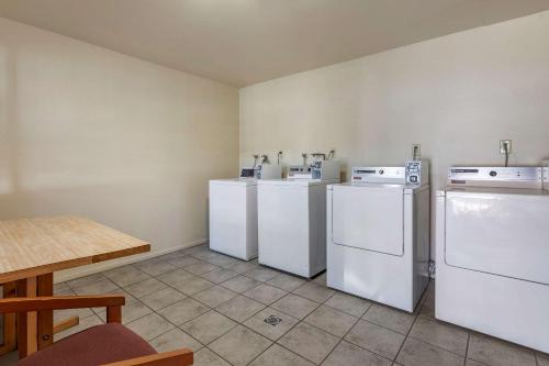 una habitación con 4 electrodomésticos blancos y una mesa en Comfort Inn Near Old Town Pasadena in Eagle Rock en Los Ángeles