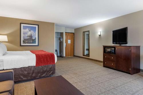 Μια τηλεόραση ή/και κέντρο ψυχαγωγίας στο Comfort Inn Lansing West