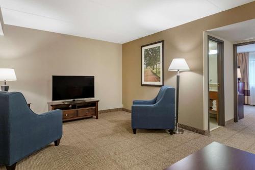 Μια τηλεόραση ή/και κέντρο ψυχαγωγίας στο Comfort Inn Lansing West