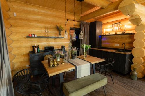Resort Back To Nature في برانْ: غرفة طعام مع طاولتين ومطبخ