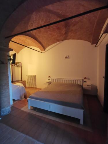 a bedroom with a bed in a room at Casa Flosa Room & Breakfast in Medicina