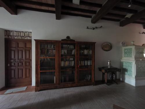 um quarto com duas estantes de livros de madeira e uma mesa em Casa Flosa Room & Breakfast em Medicina