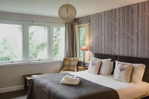 A bed or beds in a room at Taypark Estate 