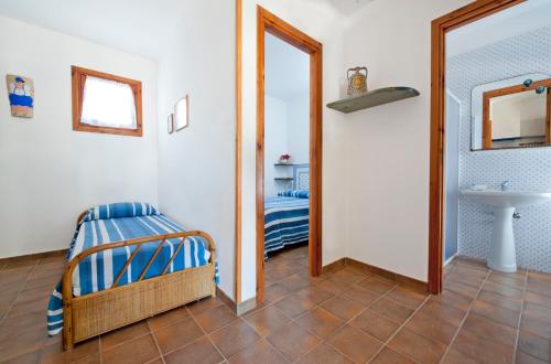 Miramare Residence في فافينانا: غرفة نوم بسرير ومرآة ومغسلة