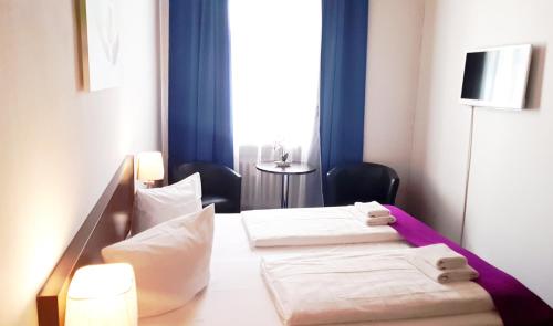 Кровать или кровати в номере Hotelpension Margrit