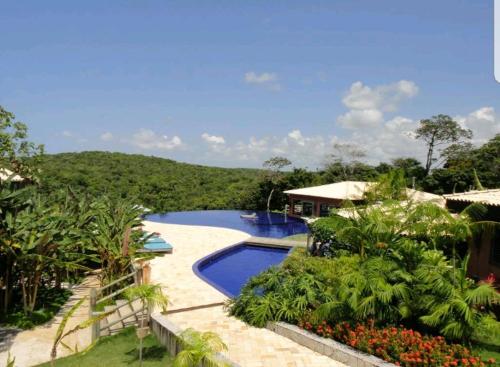 En udsigt til poolen hos Bangalô Villas do Pratagy eller i nærheden