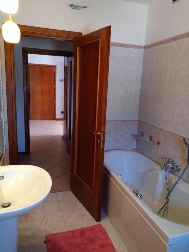 y baño con bañera, lavamanos y bañera. en CASA DI ALFEO, en Perugia