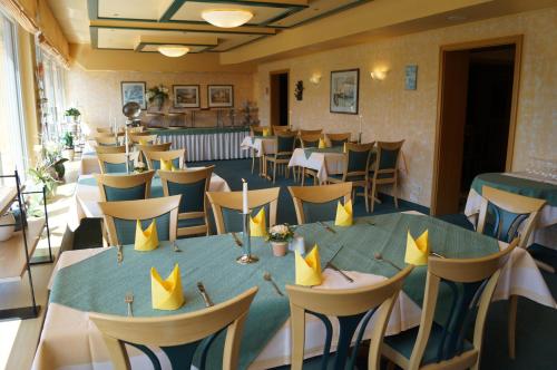 a dining room with a table and chairs at Hotel Neuses in Cuxhaven
