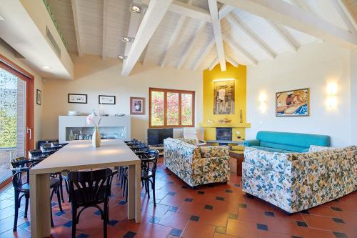 a large living room with a table and chairs at Rivierarent Villa Pina in Magliolo