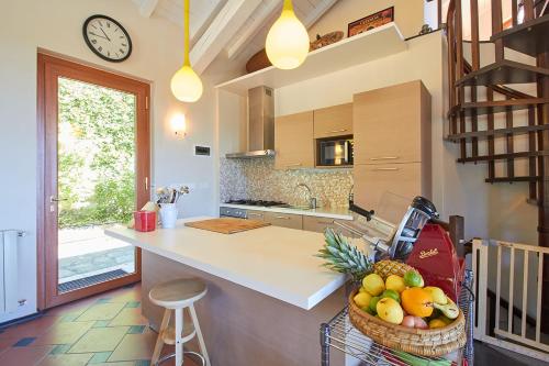 a kitchen with a basket of fruit on a counter at Rivierarent Villa Pina in Magliolo