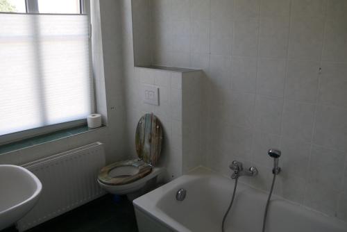 Et badeværelse på Großzügige Wohnung in Mecklenburg zwischen Wald und Seen