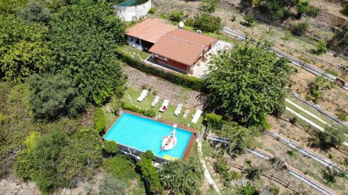 uma vista aérea de uma casa com piscina em Villa Teresa em Nizza di Sicilia