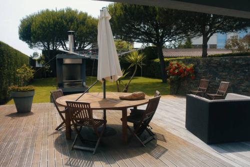 a table with an umbrella on a patio at Casa da fonte in Apúlia