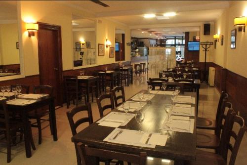 una sala da pranzo con tavoli e sedie in un ristorante di Hostal Conde Rey a Bandeira