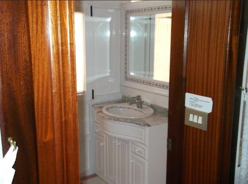 a bathroom with a sink and a mirror at Hostal Conde Rey in Bandeira