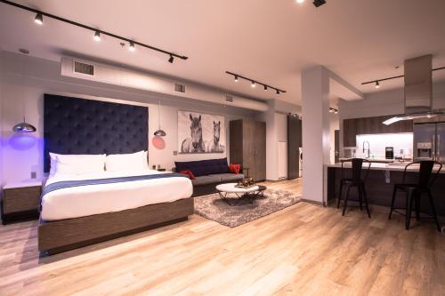 a bedroom with a large bed and a kitchen at Etage Executive Living in Pittsburgh