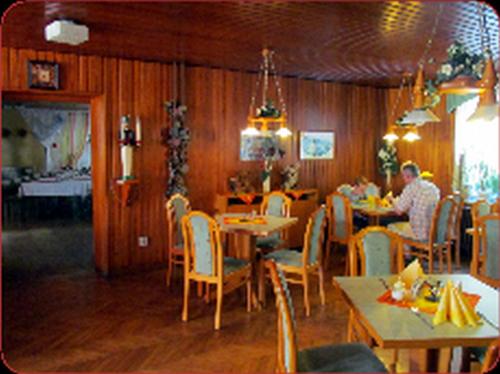 ノイウハウゼンにあるツア イルデン クローネのレストランのテーブルに座る男