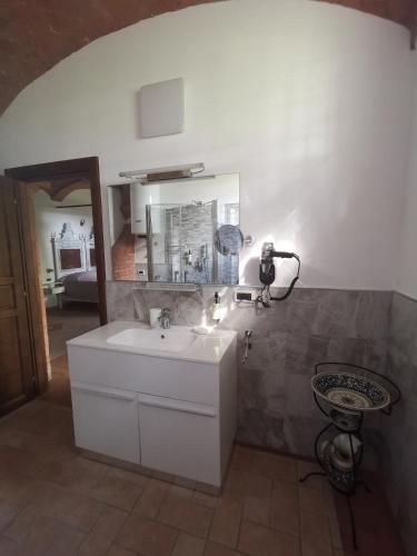 a bathroom with a white sink and a mirror at Casa Flosa Room & Breakfast in Medicina