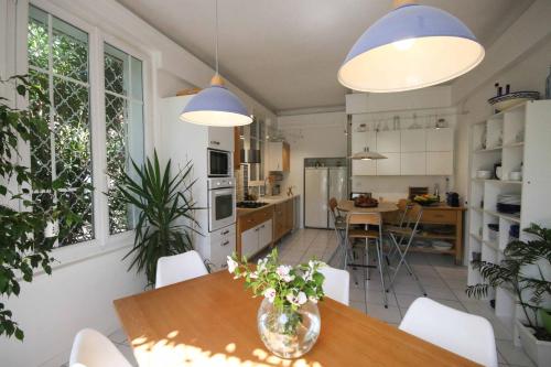 cocina y comedor con mesa y sillas en Les petits poissons, en Aviñón