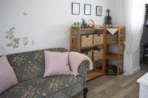 a living room with a couch with a pillow on it at Ferienwohnung Alt Einbeck in Einbeck