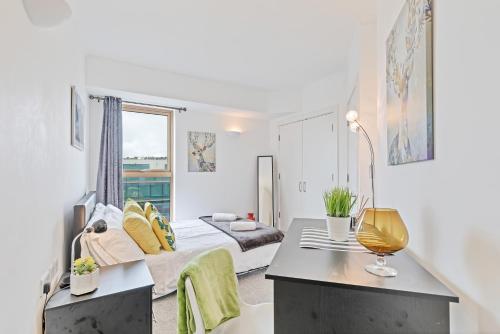 um quarto com uma cama, uma secretária e uma janela em Panoramic Pad with Free Parking - By My Getaways em Brighton & Hove