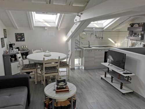 a living room with a couch and a table and a kitchen at Tuffonelblu in Ventimiglia