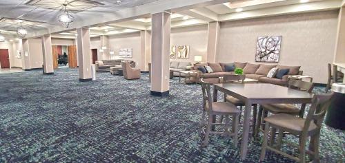 Holiday Inn Kearney, an IHG Hotel 레스토랑 또는 맛집