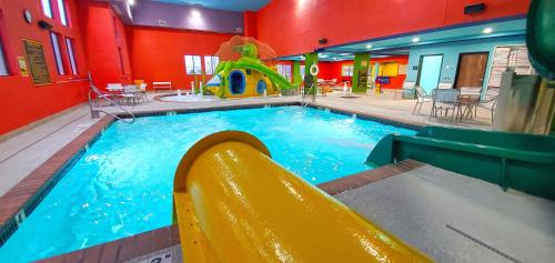 Poolen vid eller i närheten av Holiday Inn Kearney, an IHG Hotel