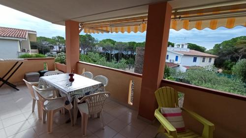 balcón con mesa, sillas y vistas en Sa Prama Beach, en Cala Liberotto