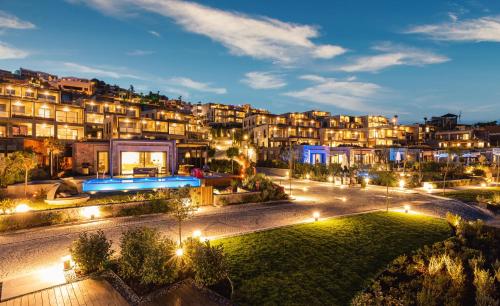 vista di una città di notte con luci di Kaya Palazzo Resort & Residences Le Chic Bodrum a Bodrum City