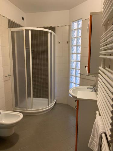 Et badeværelse på Appartamento Ivonn con giardino