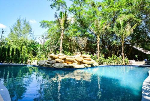 Kolam renang di atau dekat dengan The Apartment at The Title Residencies Naiyang Beach