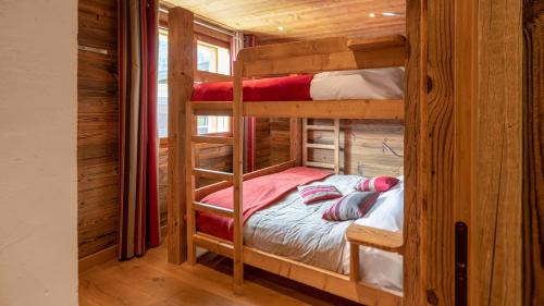 シャテルにあるDormeur - Chalet - BO Immobilier- Châtel-,remises sur les forfaits de skis Châtel ou Portes du soleilの丸太小屋の二段ベッドが2つある寝室