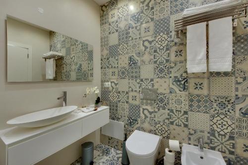 Ένα μπάνιο στο Casa da Bandeira -Perfect Location-Beach front- Rooftop Pool by DreamvillasAlbufeira